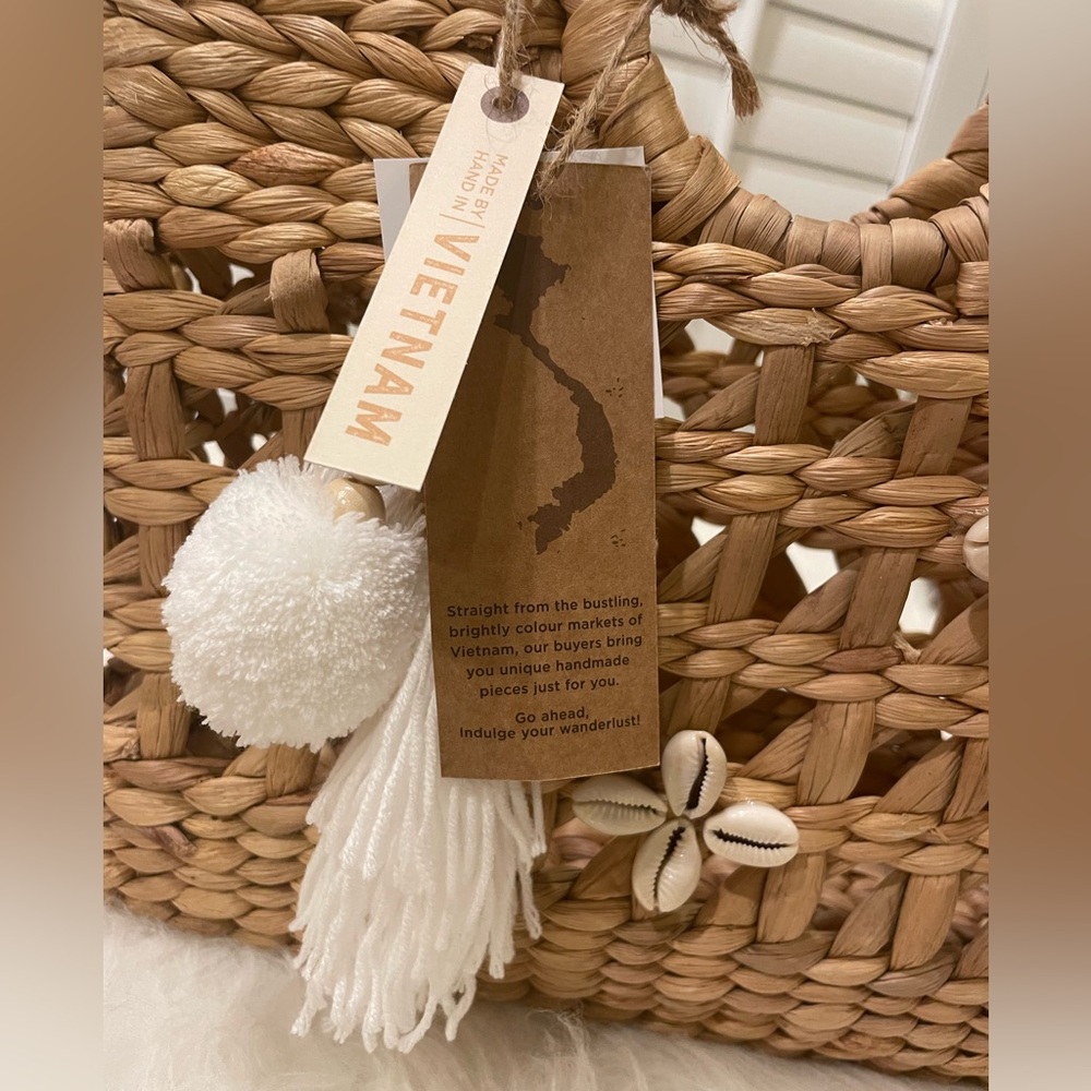 New! Wicker Basket Bag with bag tassels - Picture 4 of 5